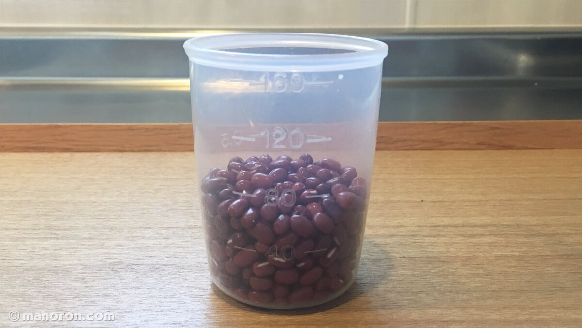 小豆を計量カップに入れた写真