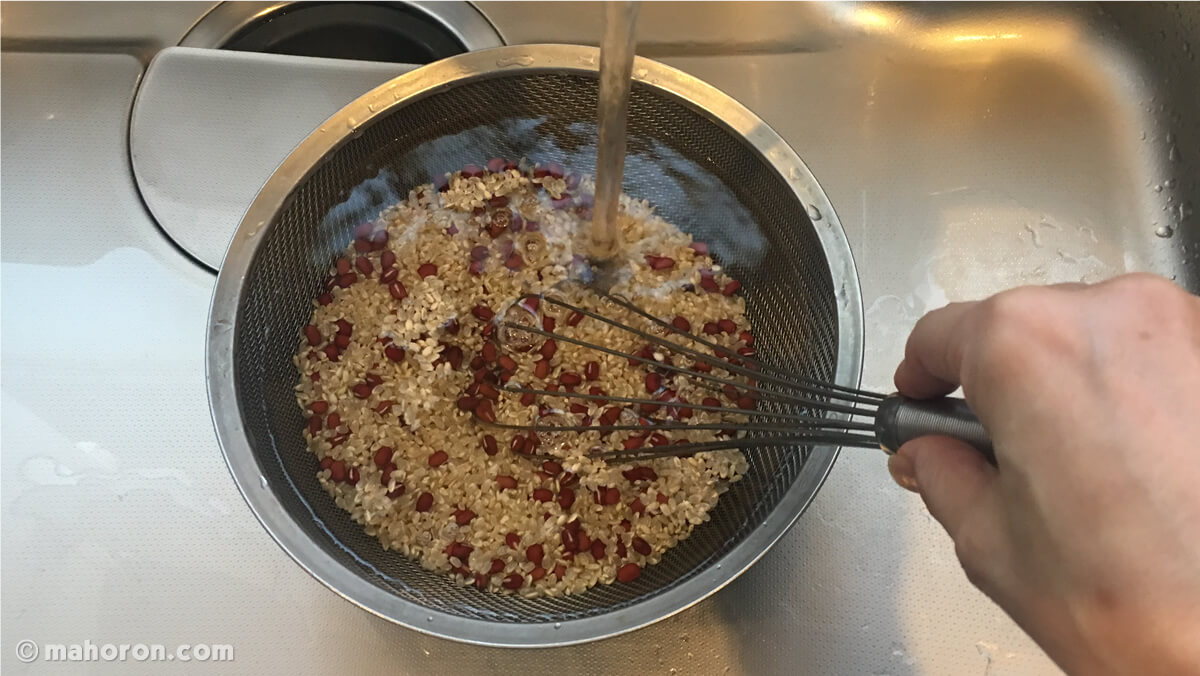 玄米を泡立て器で洗っているところ