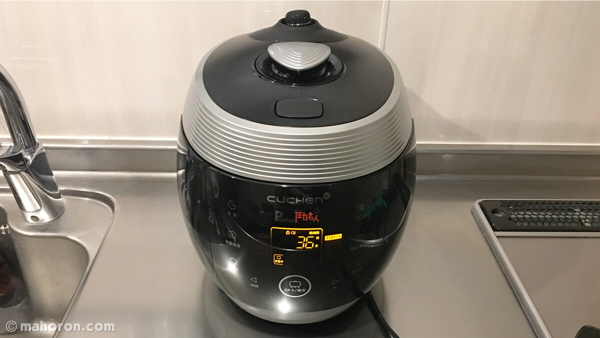 炊飯中のpremium New 圧力名人です。蒸気が出て、残り時間が表示されています。 炊飯中のPremium New 圧力名人